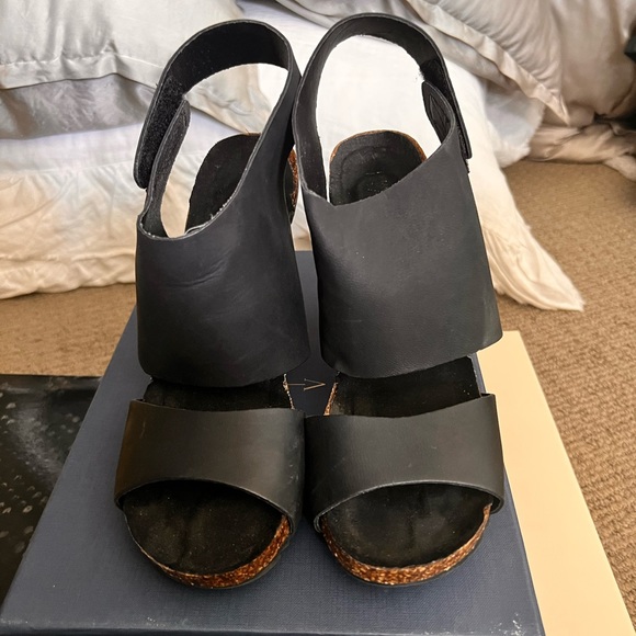 Kenneth Cole Reaction Hook-Key Le black, leather heels/sandals - Picture 2 of 9